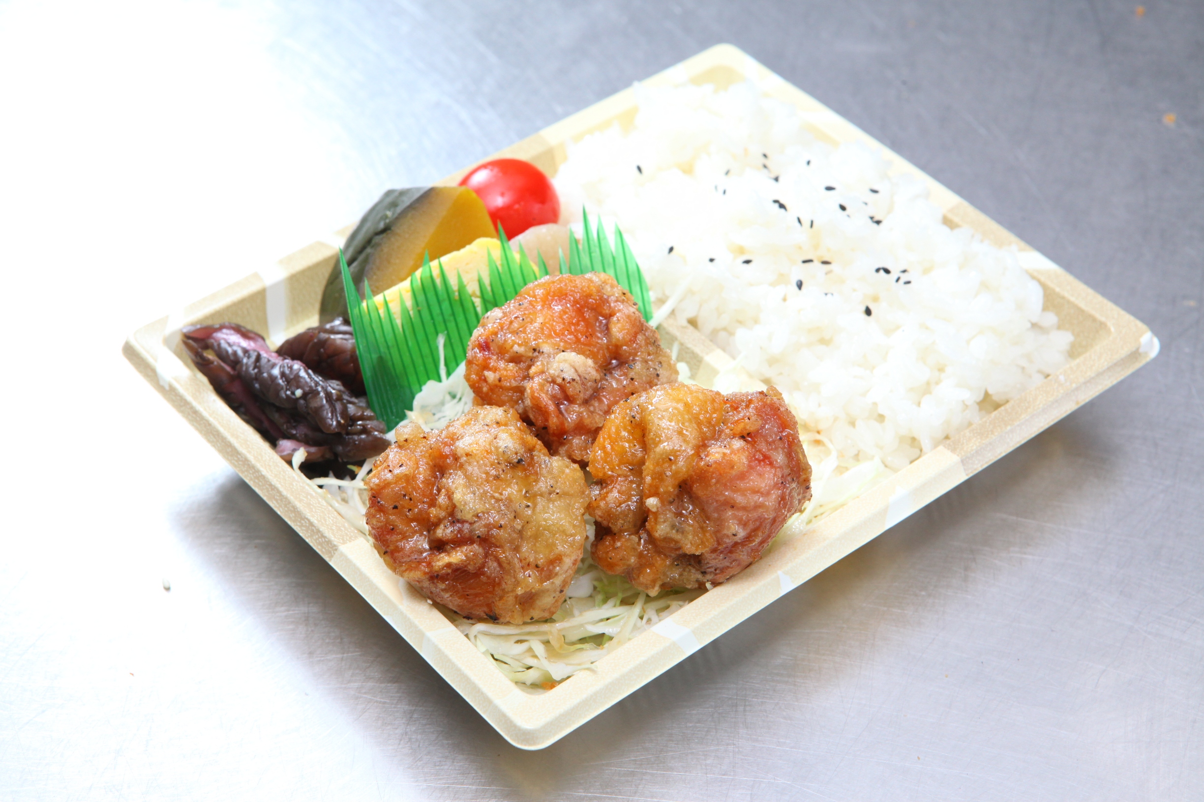 ハーフ鶏の唐揚げ弁当(唐揚げ3個)